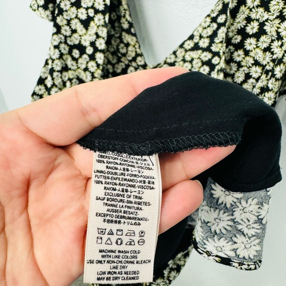 Free People Daisy Print Cutout Front Twist Flutter Sleeve Mini Dress w Open Back - Picture 8 of 9